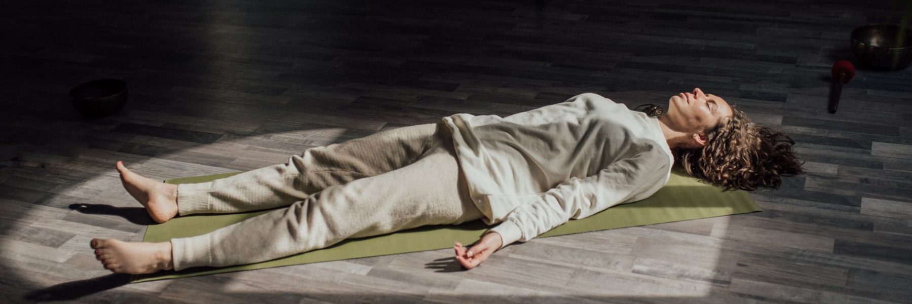 Wat is yoga nidra en hoe verloopt een sessie?